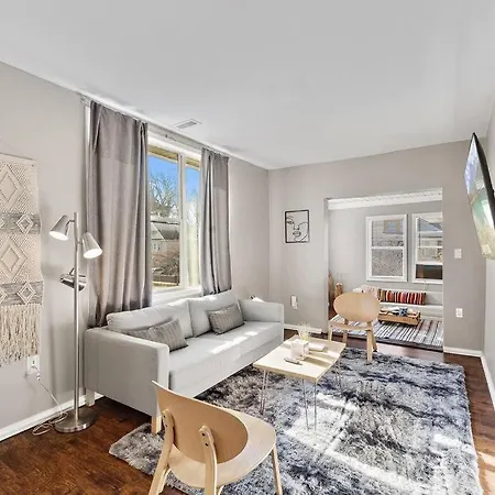 Beautiful 1Bedroom Apt - With Spacious Living Room